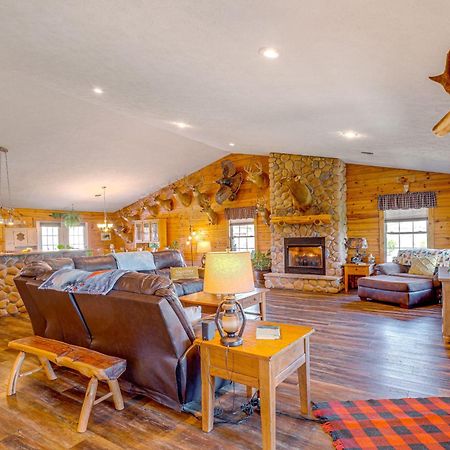 Spacious Ozarks Family Home - Private Pool And Grill Bourbon Экстерьер фото