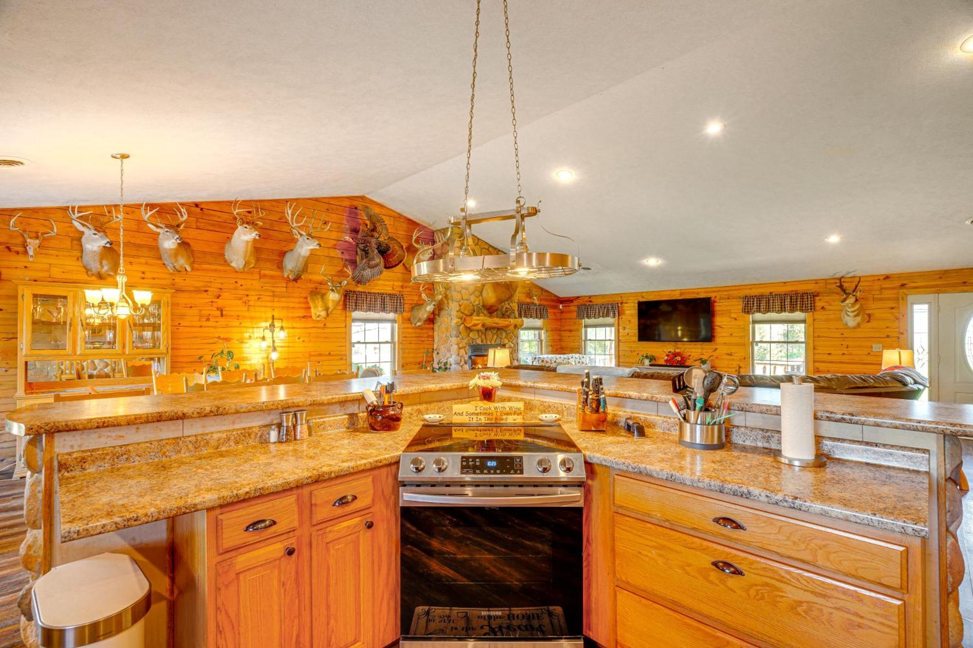 Spacious Ozarks Family Home - Private Pool And Grill Bourbon Экстерьер фото
