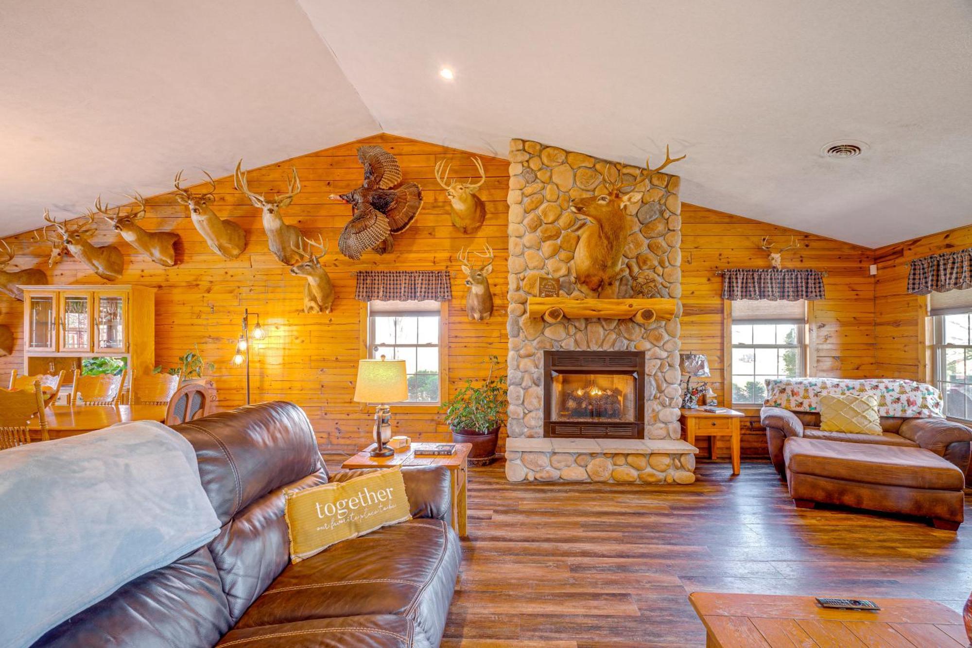 Spacious Ozarks Family Home - Private Pool And Grill Bourbon Экстерьер фото