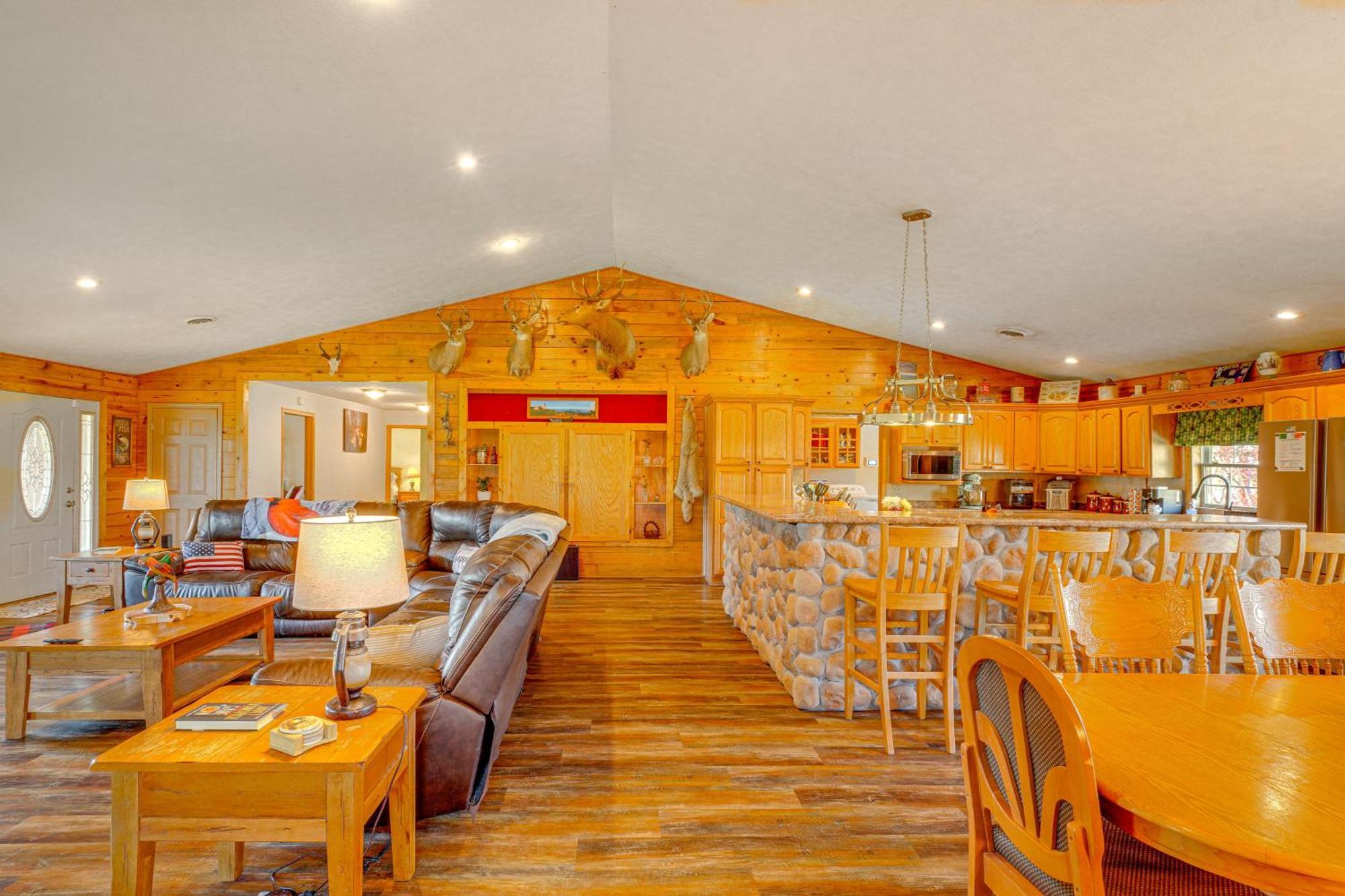 Spacious Ozarks Family Home - Private Pool And Grill Bourbon Экстерьер фото