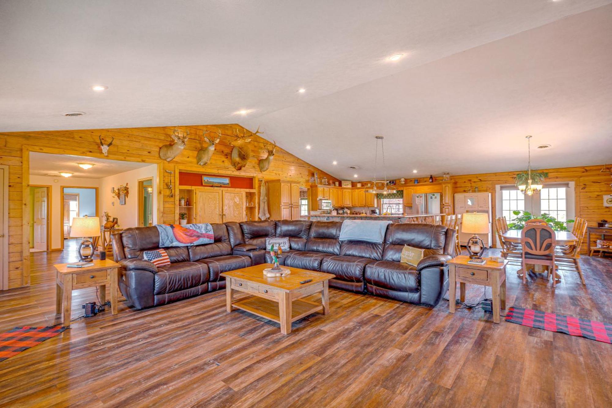 Spacious Ozarks Family Home - Private Pool And Grill Bourbon Экстерьер фото