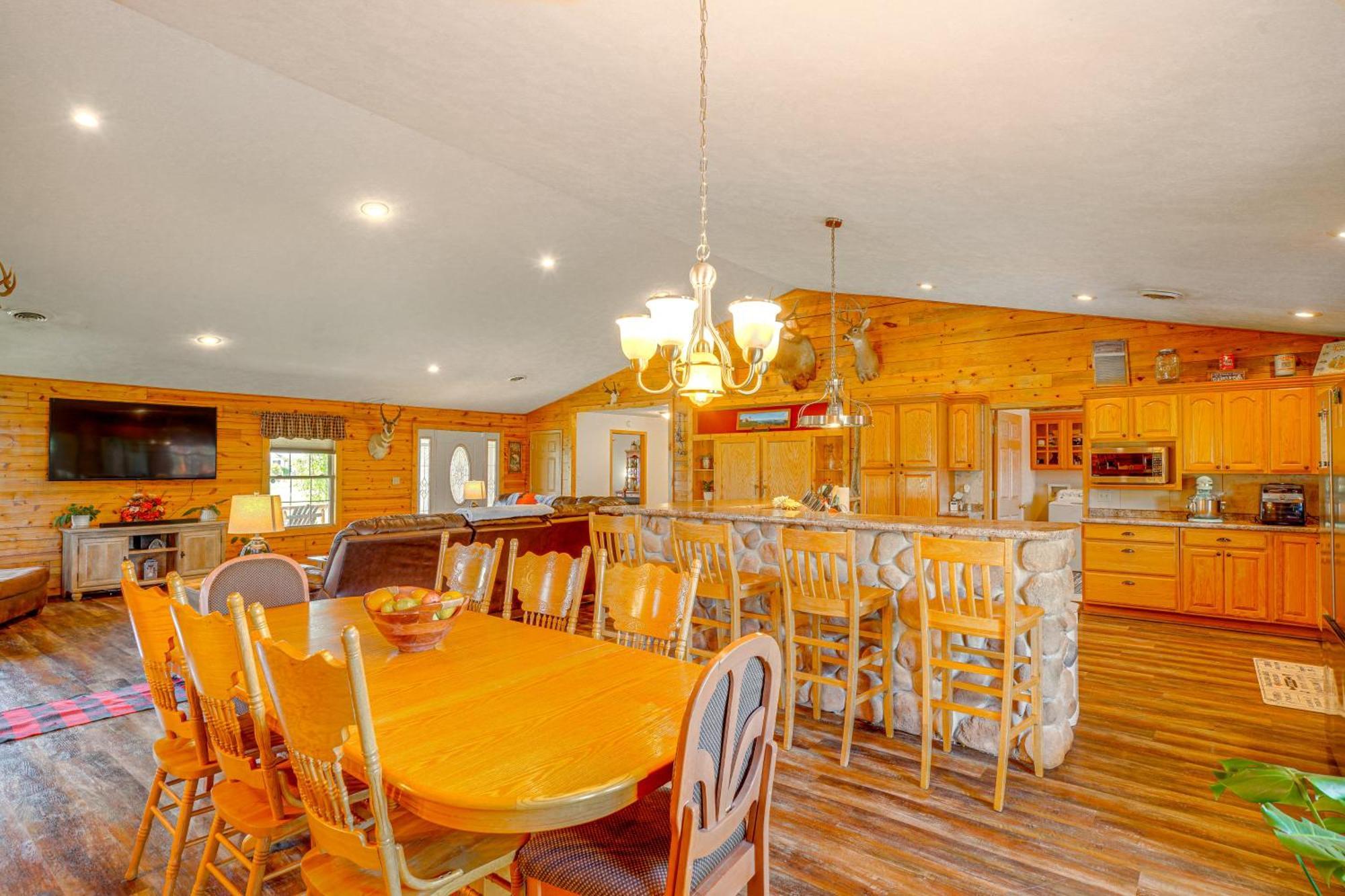 Spacious Ozarks Family Home - Private Pool And Grill Bourbon Экстерьер фото
