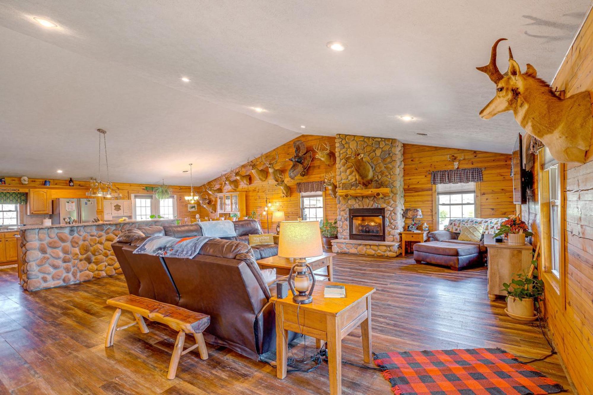 Spacious Ozarks Family Home - Private Pool And Grill Bourbon Экстерьер фото