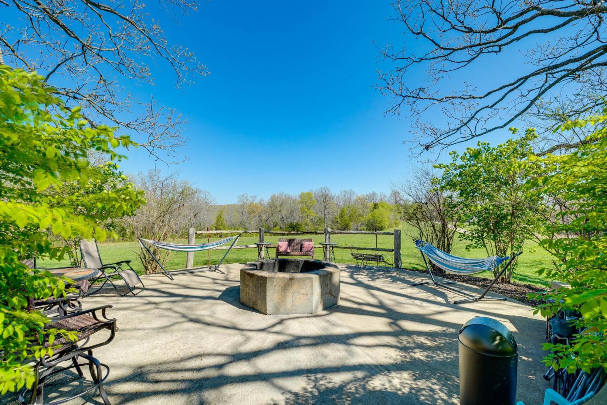 Spacious Ozarks Family Home - Private Pool And Grill Bourbon Экстерьер фото