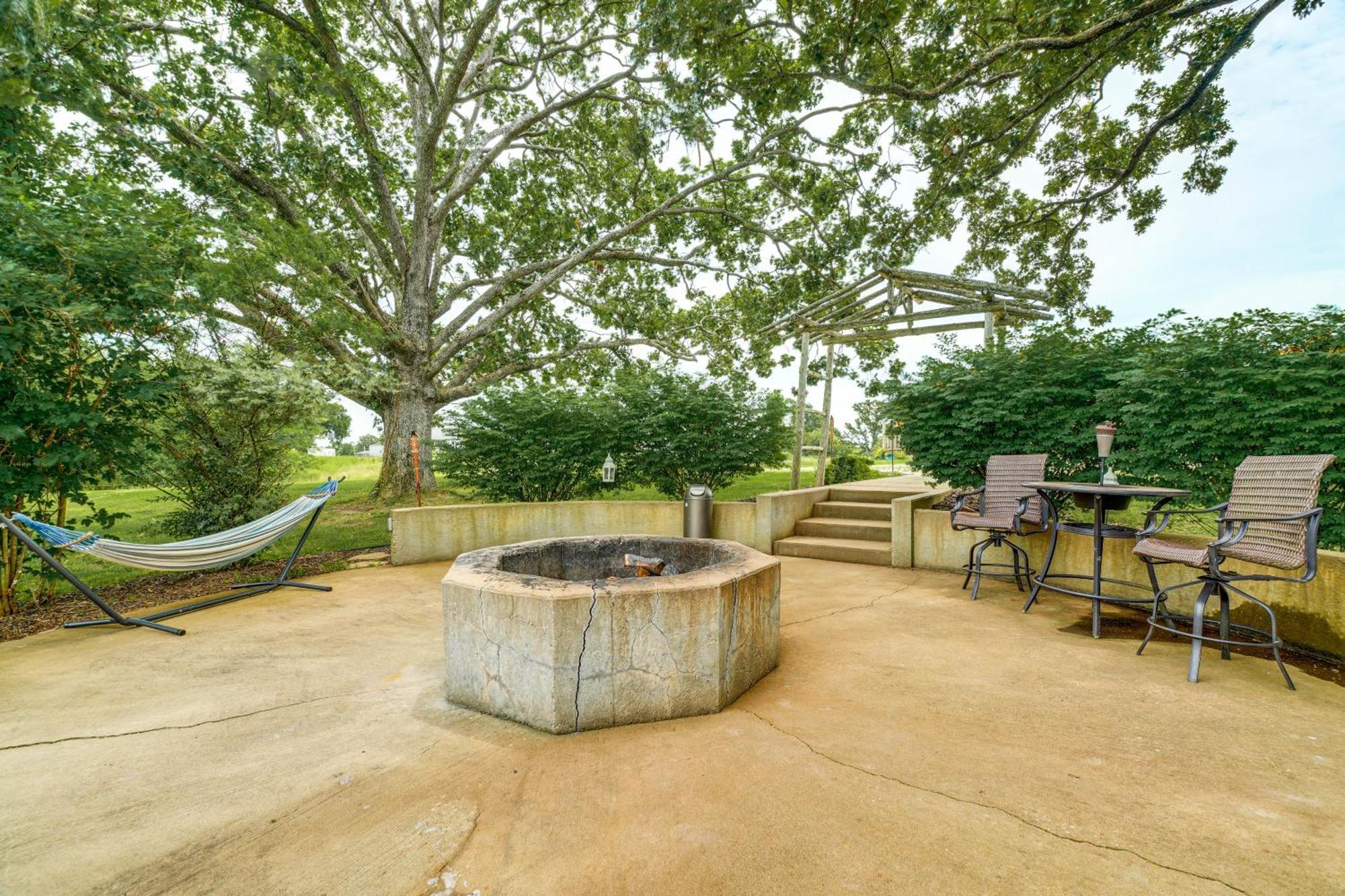 Spacious Ozarks Family Home - Private Pool And Grill Bourbon Экстерьер фото