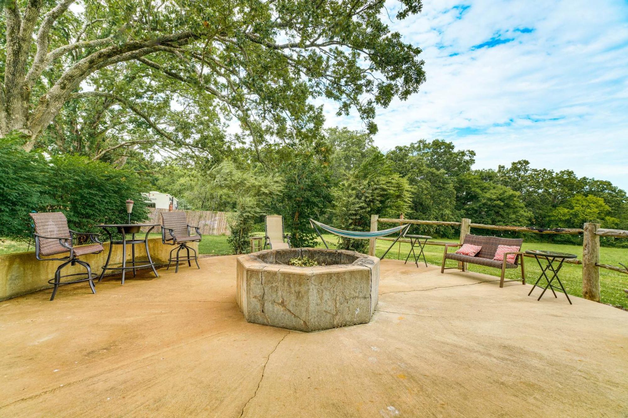 Spacious Ozarks Family Home - Private Pool And Grill Bourbon Экстерьер фото
